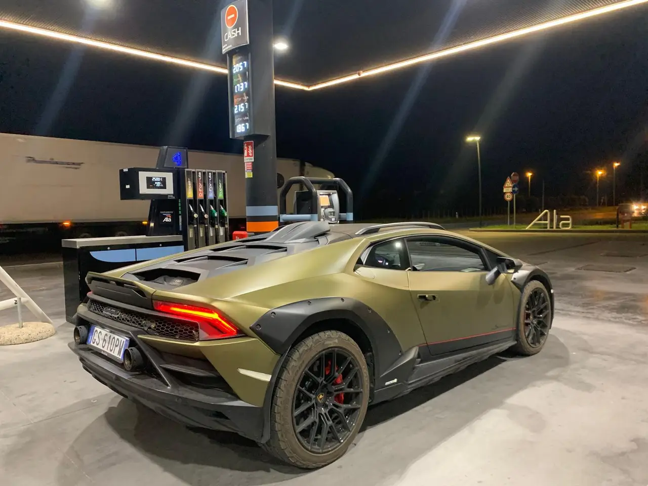 Lamborghini Huracan Sterrato 2024, vista frontale — Rome Luxury Car Rental, Roma. La Lamborghini Huracan Sterrato del 2024 non è la solita supercar da asfalto perfetto:…