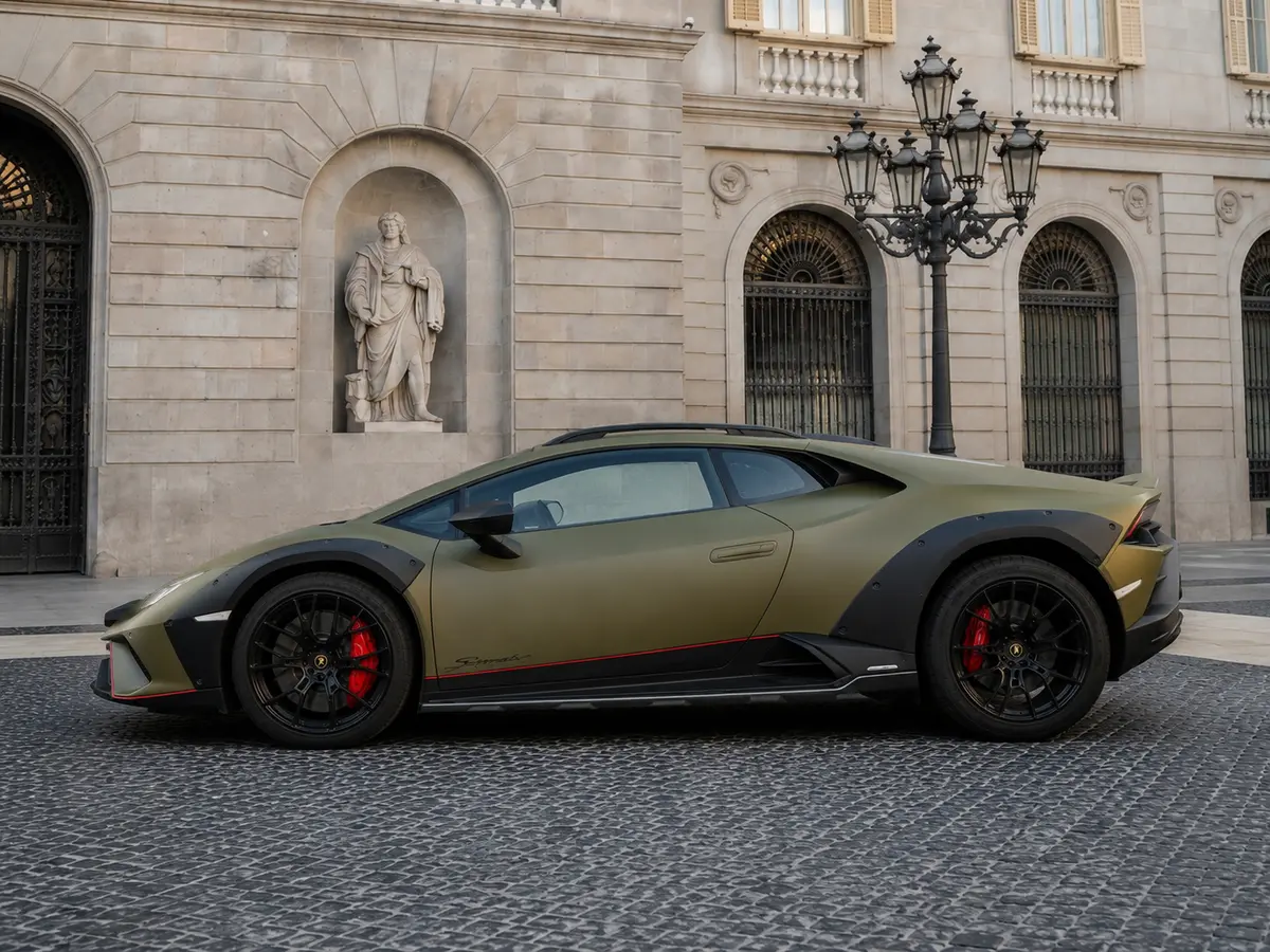 Lamborghini Huracan Sterrato 2024, exterior — Rome Luxury Car Rental, Roma. El Lamborghini Huracán Sterrato de 2024 es la variante de este V10 pensada para salir del…