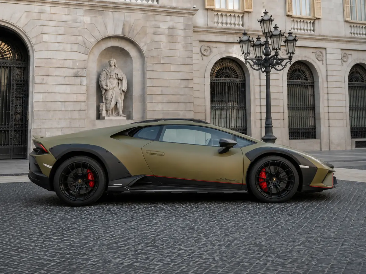 Lamborghini Huracan Sterrato 2024, vista frontal — Rome Luxury Car Rental, Roma. El Lamborghini Huracán Sterrato de 2024 es la variante de este V10 pensada para salir del…