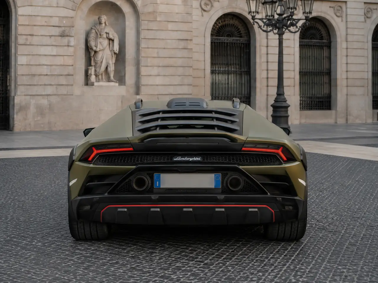 Lamborghini Huracan Sterrato 2024, вид сзади — Rome Luxury Car Rental, Рим. Lamborghini Huracan Sterrato 2024 года — вариант Huracan, который создавали не для…