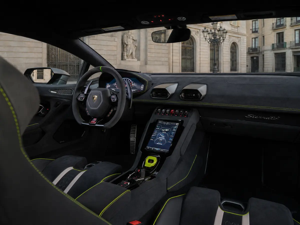 Lamborghini Huracan Sterrato 2024, interior — Rome Luxury Car Rental, Roma. El Lamborghini Huracán Sterrato de 2024 es la variante de este V10 pensada para salir del…