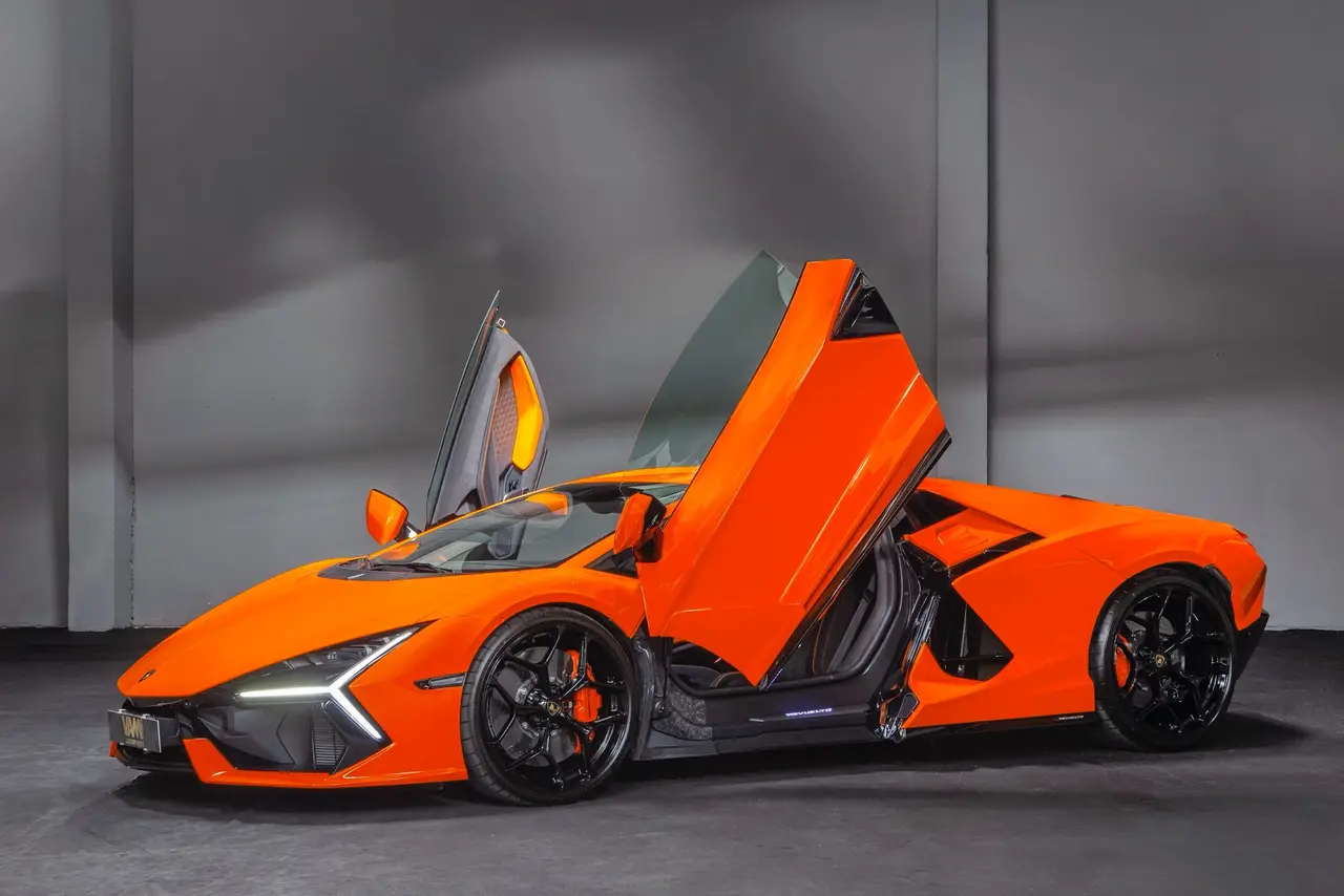 Lamborghini Revuelto 2026, esterno — Rome Luxury Car Rental, Roma. Il Lamborghini Revuelto, in gamma dal 2026, porta in strada 1015 cavalli distribuiti su…