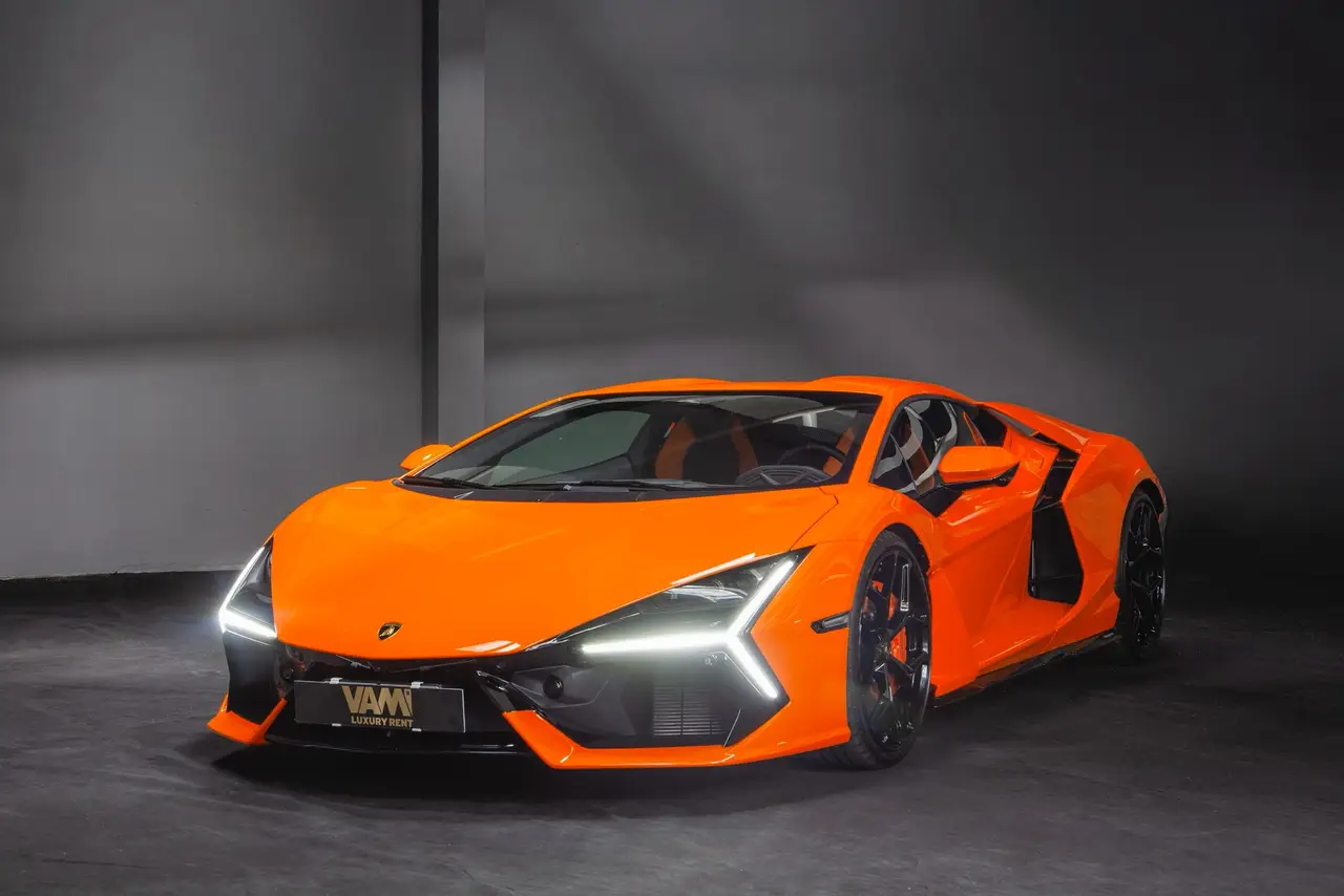 Lamborghini Revuelto 2026, vista frontale — Rome Luxury Car Rental, Roma. Il Lamborghini Revuelto, in gamma dal 2026, porta in strada 1015 cavalli distribuiti su…