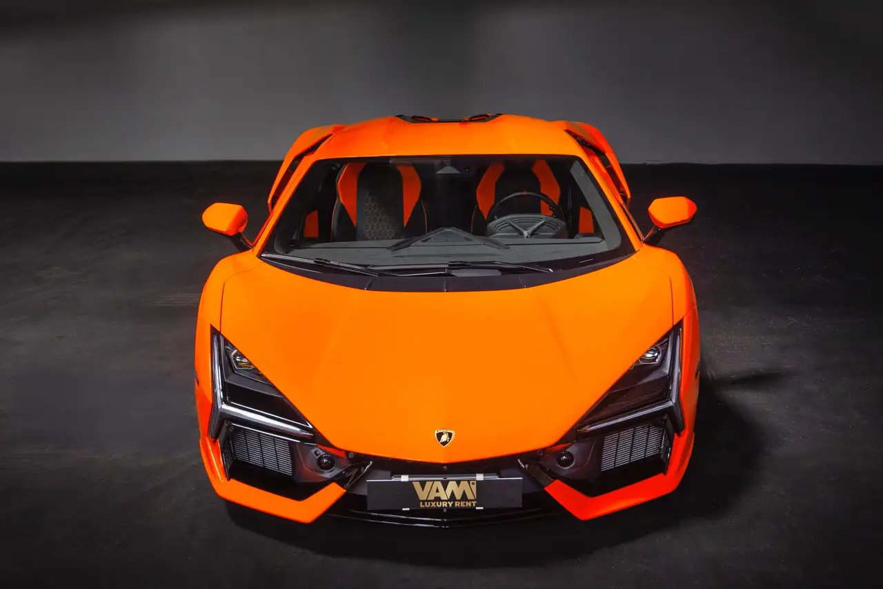Lamborghini Revuelto 2026, vista posteriore — Rome Luxury Car Rental, Roma. Il Lamborghini Revuelto, in gamma dal 2026, porta in strada 1015 cavalli distribuiti su…
