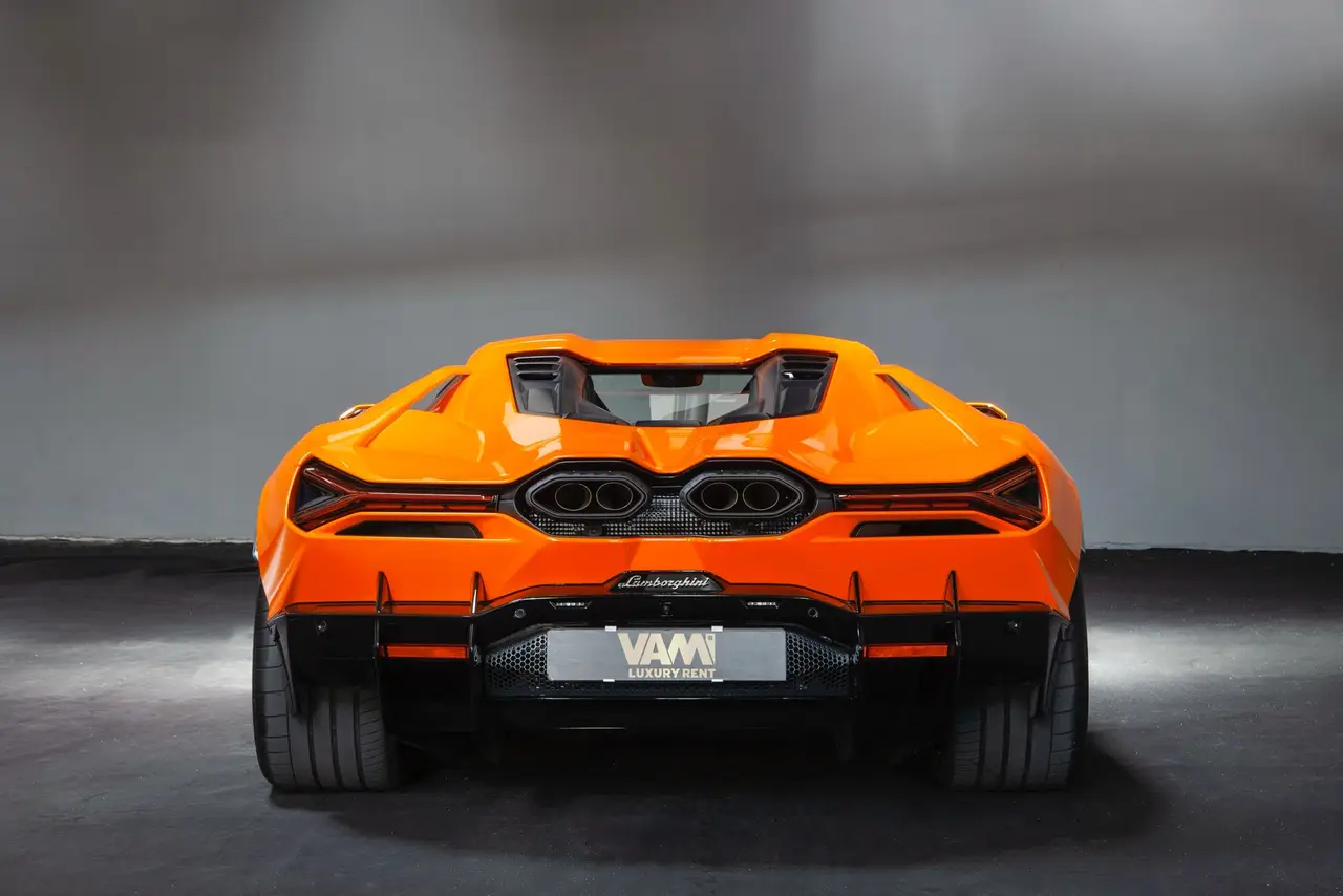 Lamborghini Revuelto 2026, interni — Rome Luxury Car Rental, Roma. Il Lamborghini Revuelto, in gamma dal 2026, porta in strada 1015 cavalli distribuiti su…