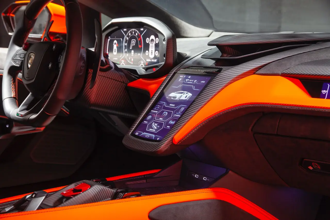 Lamborghini Revuelto 2026, cruscotto — Rome Luxury Car Rental, Roma. Il Lamborghini Revuelto, in gamma dal 2026, porta in strada 1015 cavalli distribuiti su…