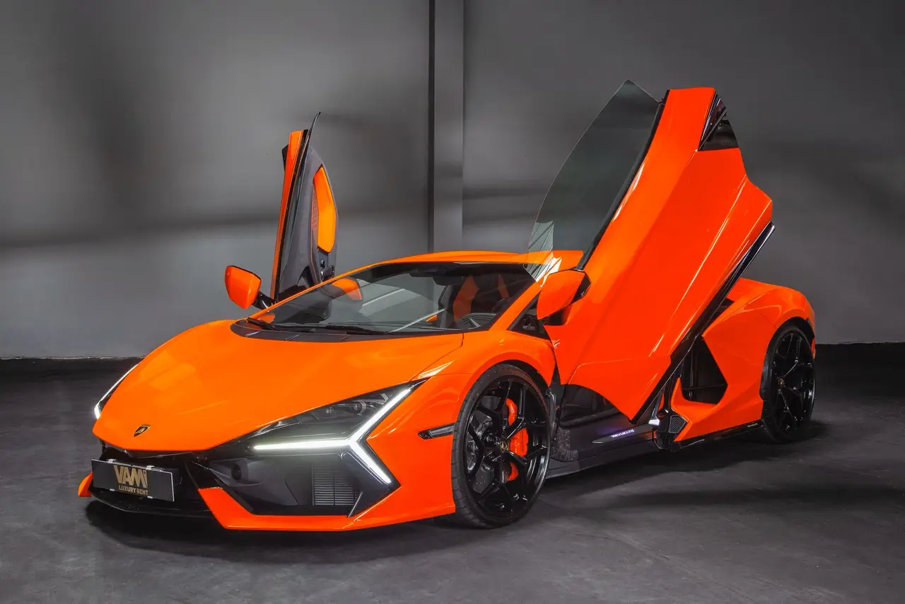 Lamborghini Revuelto 2026, profilo laterale — Rome Luxury Car Rental, Roma. Il Lamborghini Revuelto, in gamma dal 2026, porta in strada 1015 cavalli distribuiti su…