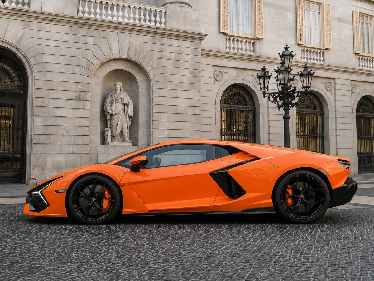 Lamborghini Revuelto 2026, exterior — Rome Luxury Car Rental, Roma. El Lamborghini Revuelto de 2026 es la referencia más reciente del híbrido enchufable de…