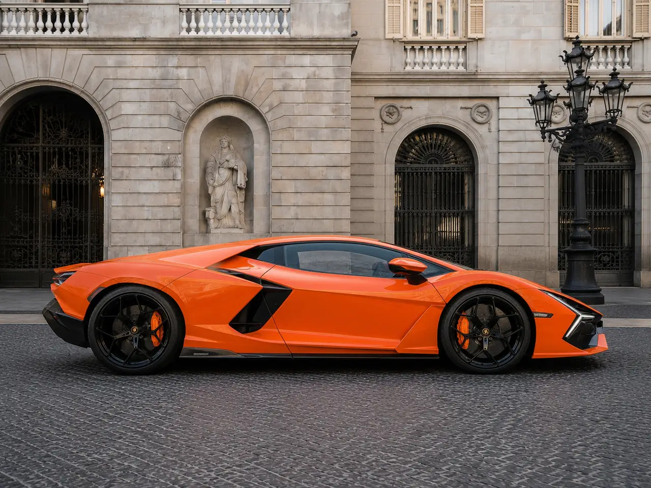 Lamborghini Revuelto 2026, vista frontale — Rome Luxury Car Rental, Roma. Il Lamborghini Revuelto, in gamma dal 2026, porta in strada 1015 cavalli distribuiti su…