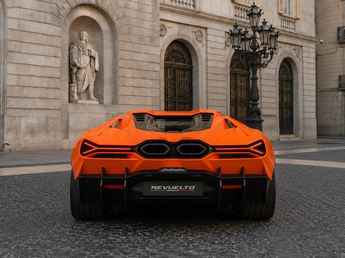 Lamborghini Revuelto 2026, vista trasera — Rome Luxury Car Rental, Roma. El Lamborghini Revuelto de 2026 es la referencia más reciente del híbrido enchufable de…