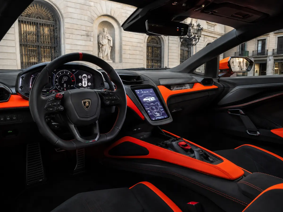 Lamborghini Revuelto 2026, interior — Rome Luxury Car Rental, Roma. El Lamborghini Revuelto de 2026 es la referencia más reciente del híbrido enchufable de…