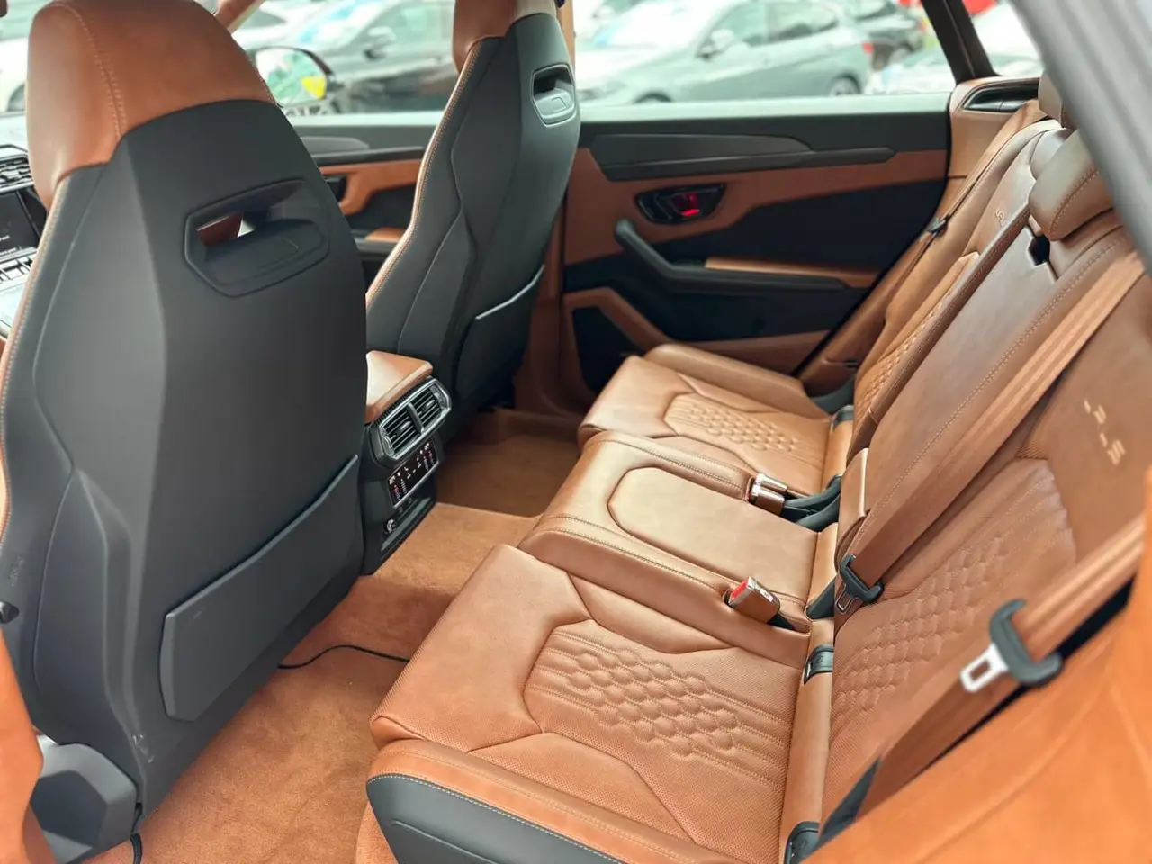 Lamborghini Urus S 2023, esterno — Rome Luxury Car Rental, Roma. Il Lamborghini Urus S del 2023 porta in un SUV cinque posti la stessa logica meccanica…