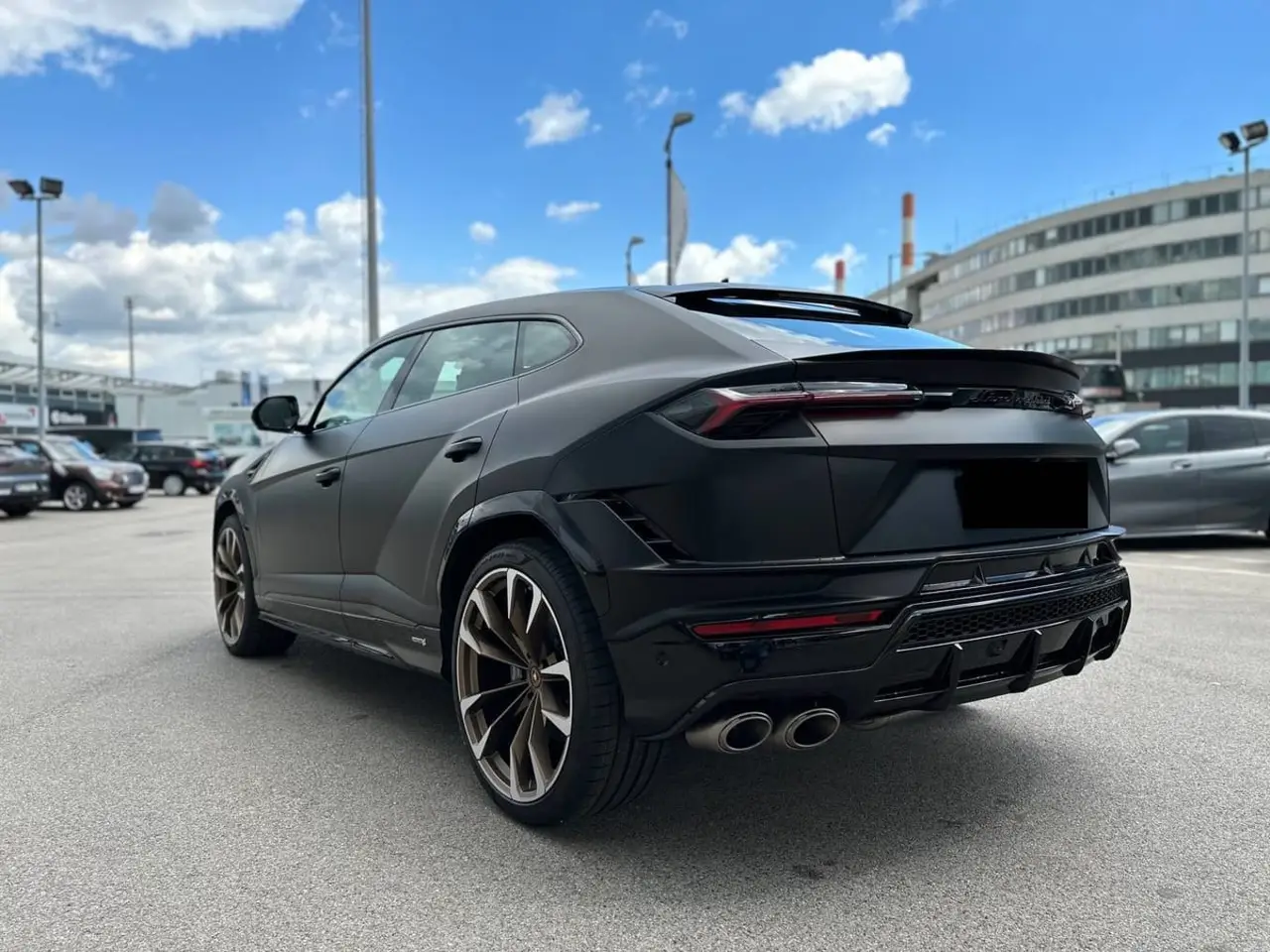 Lamborghini Urus S 2023, vista frontale — Rome Luxury Car Rental, Roma. Il Lamborghini Urus S del 2023 porta in un SUV cinque posti la stessa logica meccanica…