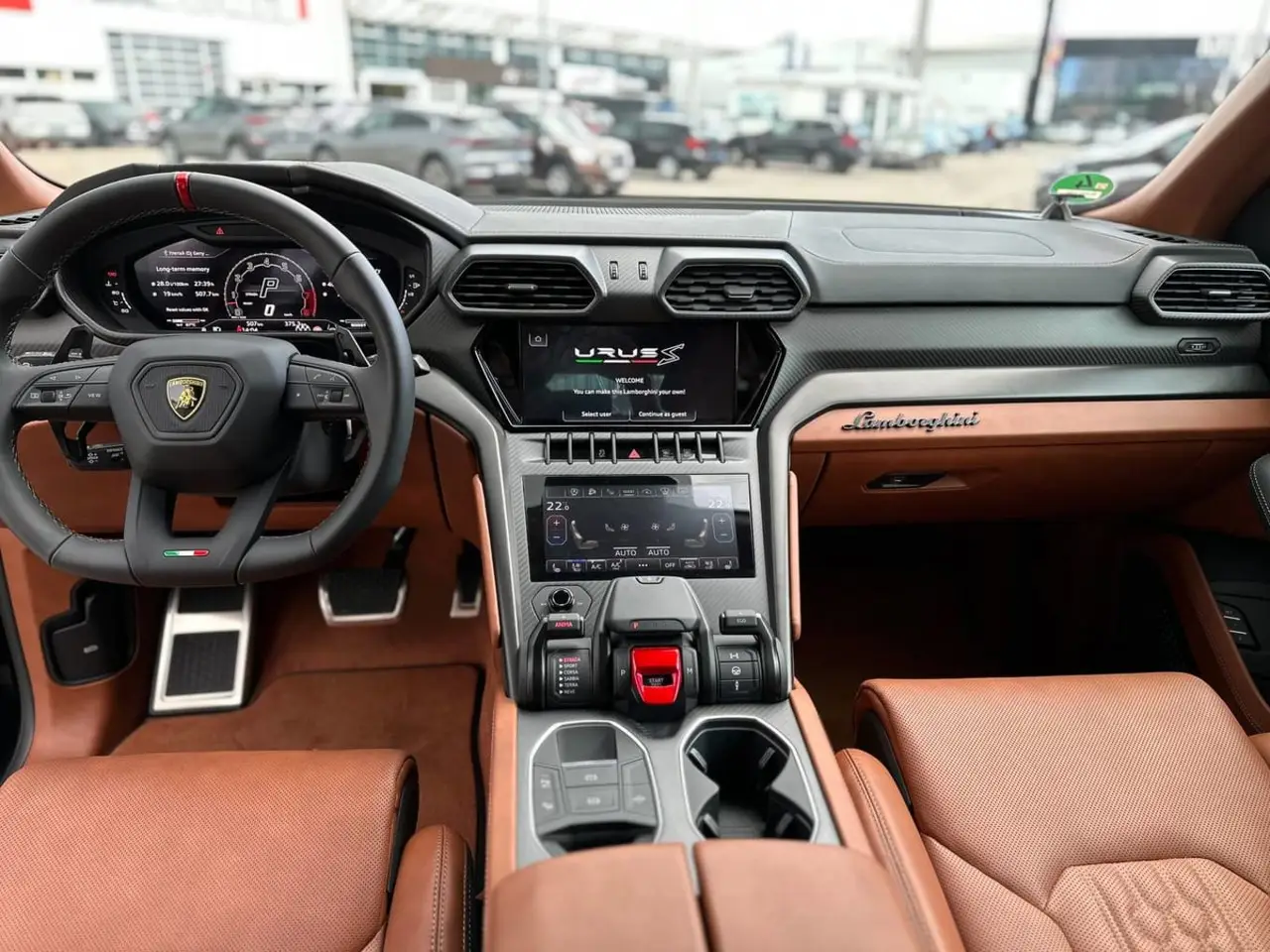 Lamborghini Urus S 2023, vista posteriore — Rome Luxury Car Rental, Roma. Il Lamborghini Urus S del 2023 porta in un SUV cinque posti la stessa logica meccanica…