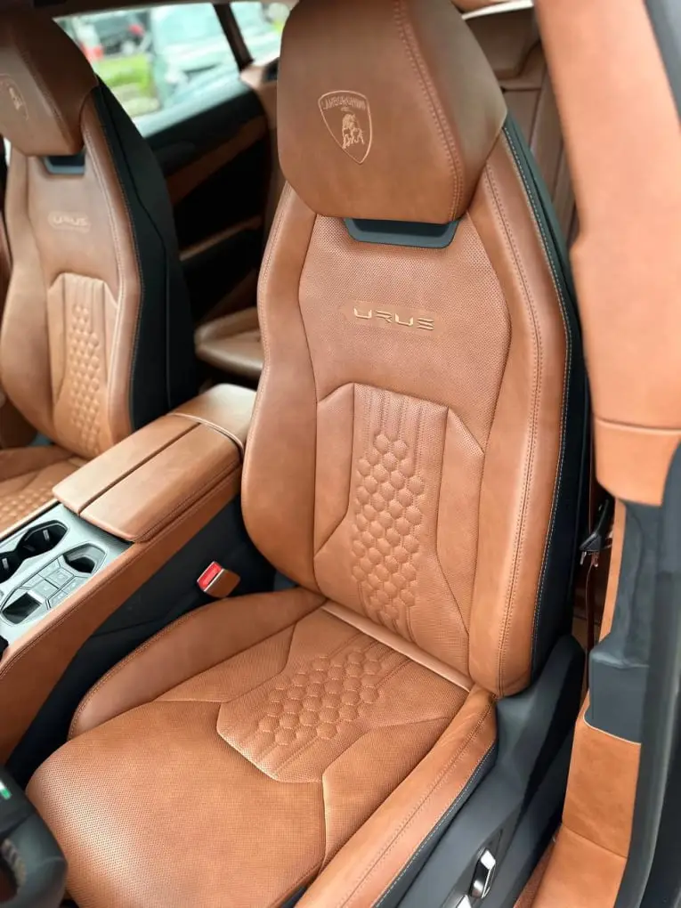 Lamborghini Urus S 2023, cruscotto — Rome Luxury Car Rental, Roma. Il Lamborghini Urus S del 2023 porta in un SUV cinque posti la stessa logica meccanica…