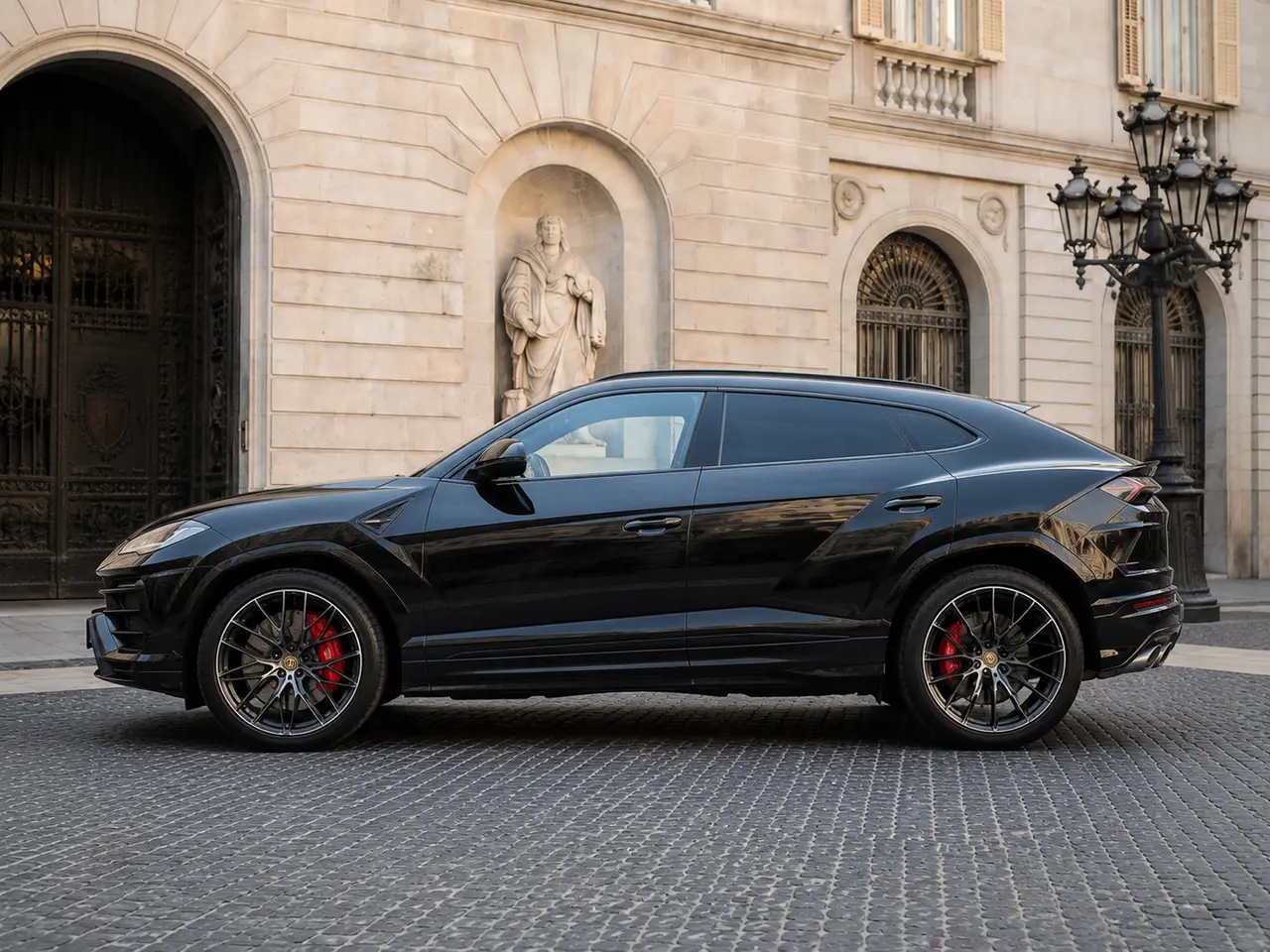 Lamborghini Urus S 2023, esterno — Rome Luxury Car Rental, Roma. Il Lamborghini Urus S del 2023 porta in un SUV cinque posti la stessa logica meccanica…