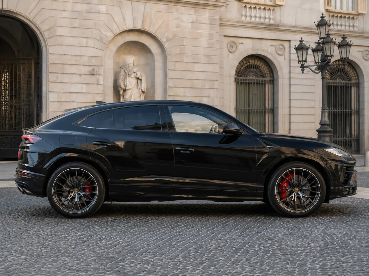 Lamborghini Urus S 2023, vista frontale — Rome Luxury Car Rental, Roma. Il Lamborghini Urus S del 2023 porta in un SUV cinque posti la stessa logica meccanica…