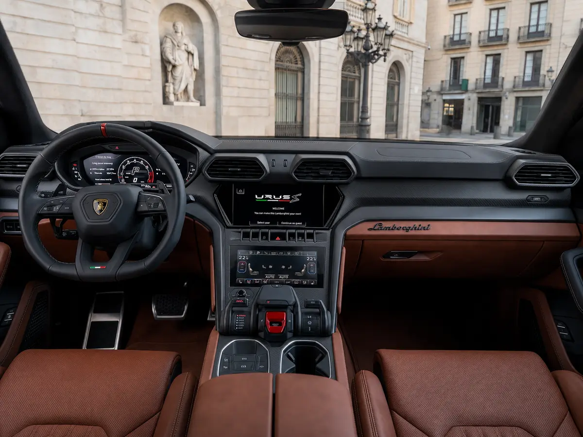 Lamborghini Urus S 2023, interni — Rome Luxury Car Rental, Roma. Il Lamborghini Urus S del 2023 porta in un SUV cinque posti la stessa logica meccanica…
