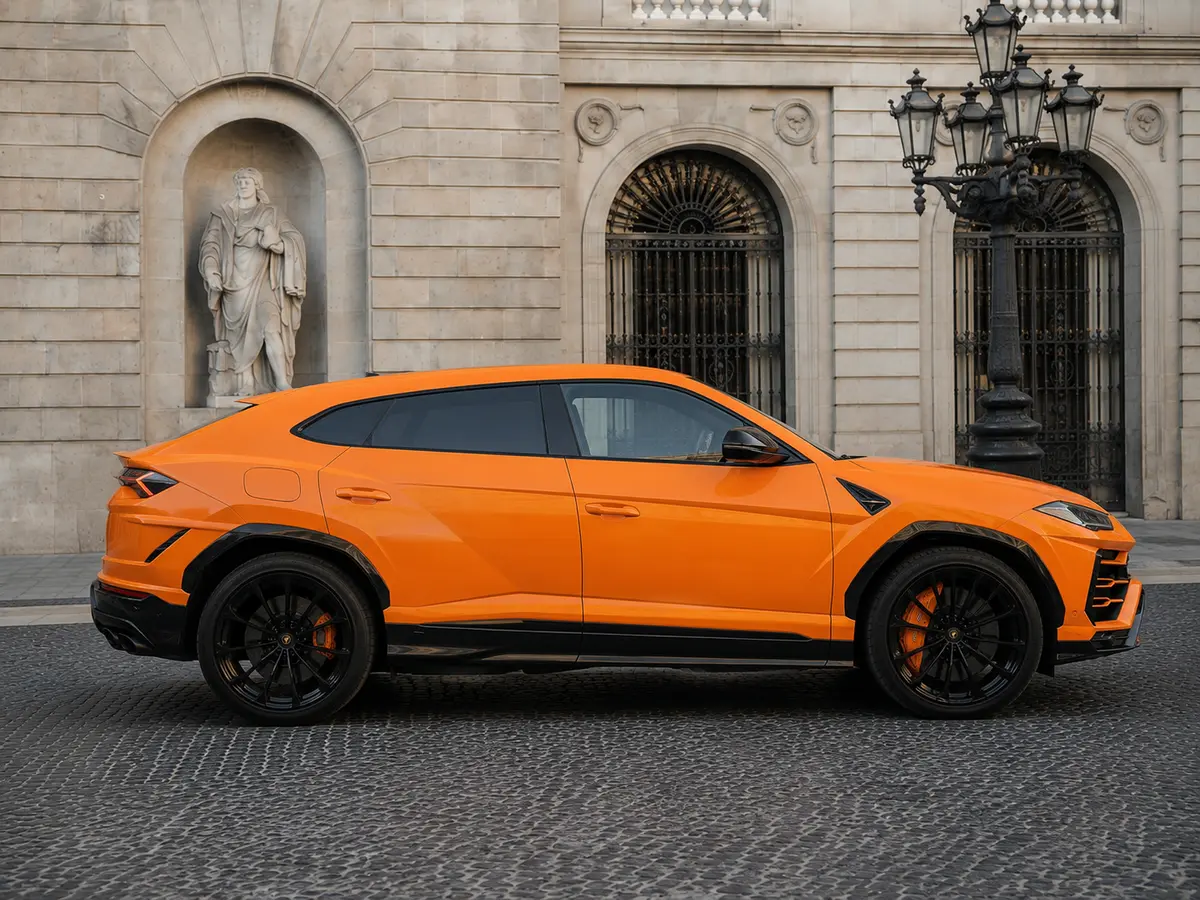 Lamborghini Urus S 2024, vista frontal — Rome Luxury Car Rental, Roma. El Lamborghini Urus S de 2024 combina la potencia de un superdeportivo con la practicidad…