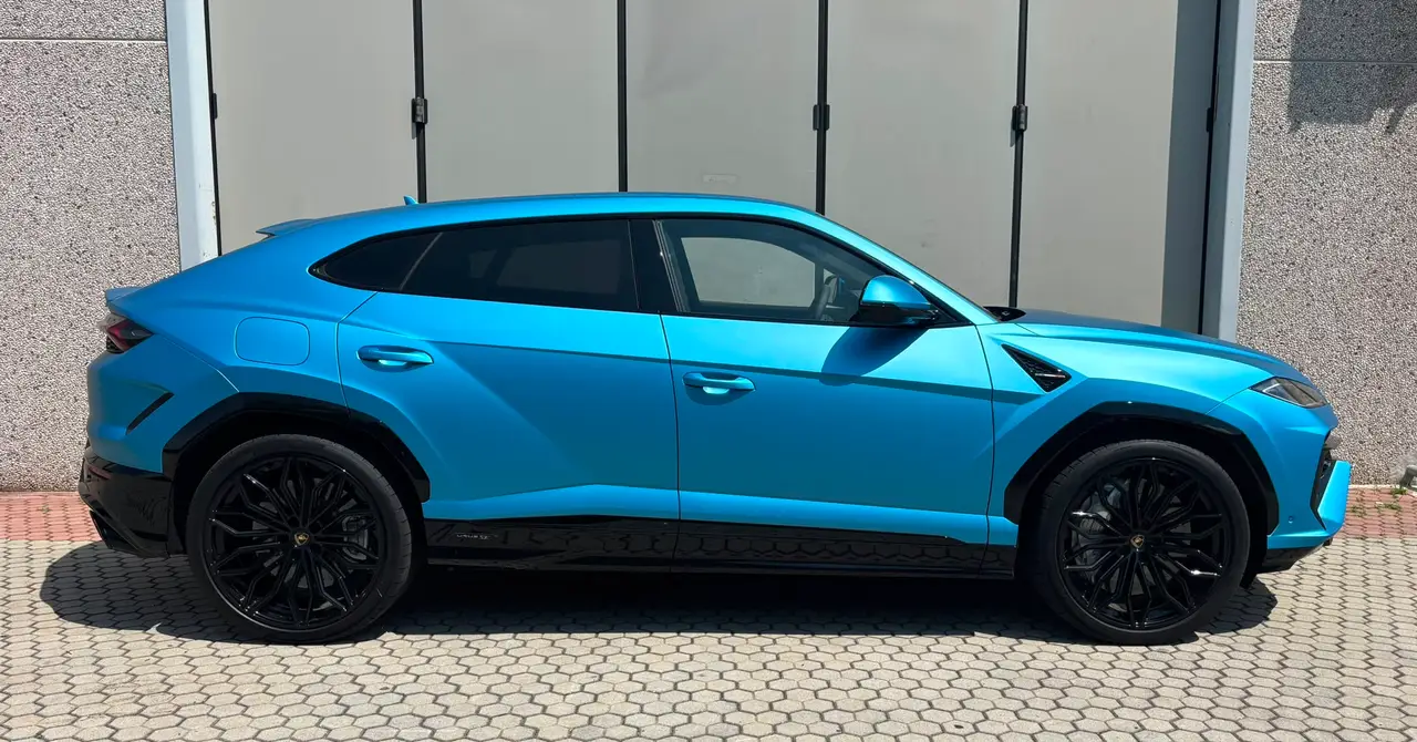Lamborghini Urus SE 2025, esterno — Rome Luxury Car Rental, Roma. Il Lamborghini Urus SE porta la logica del V12 in un corpo da SUV: 800 CV distribuiti con…