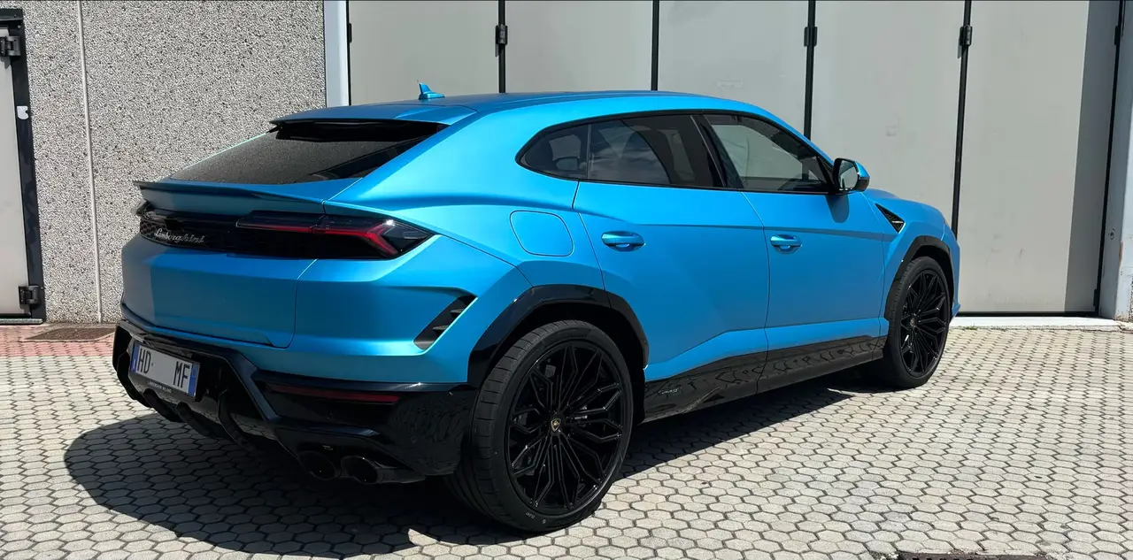 Lamborghini Urus SE 2025, vista frontale — Rome Luxury Car Rental, Roma. Il Lamborghini Urus SE porta la logica del V12 in un corpo da SUV: 800 CV distribuiti con…