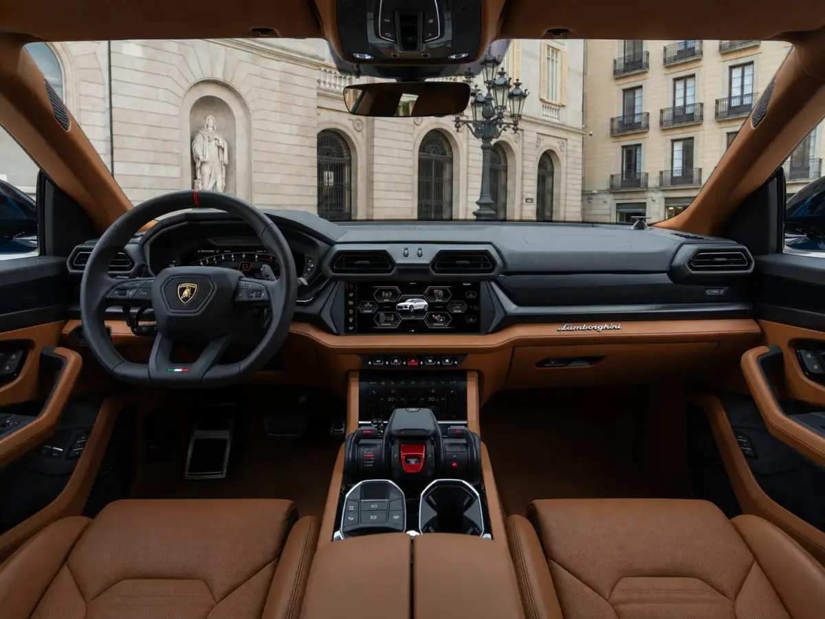 Lamborghini Urus SE 2025, cruscotto — Rome Luxury Car Rental, Roma. Il Lamborghini Urus SE porta la logica del V12 in un corpo da SUV: 800 CV distribuiti con…