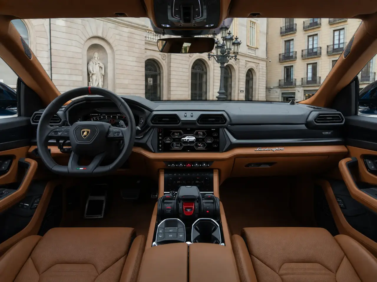 Lamborghini Urus SE 2025, cruscotto — Rome Luxury Car Rental, Roma. Il Lamborghini Urus SE porta la logica del V12 in un corpo da SUV: 800 CV distribuiti con…