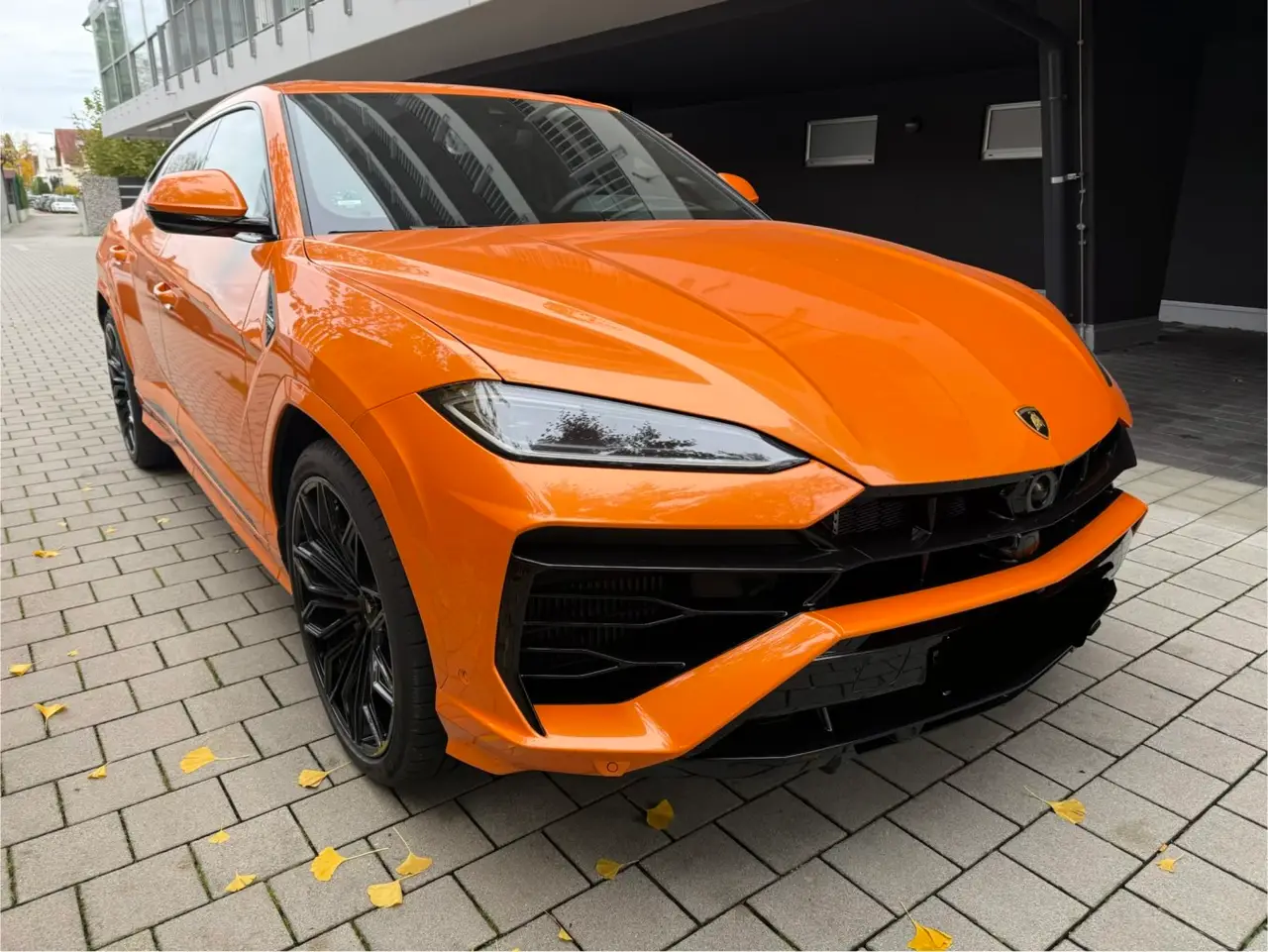 Lamborghini URUS SE 2025, vista frontale — Rome Luxury Car Rental, Roma. Il Lamborghini URUS SE 2025 porta la grinta di un SUV da 800 cavalli in un formato che…