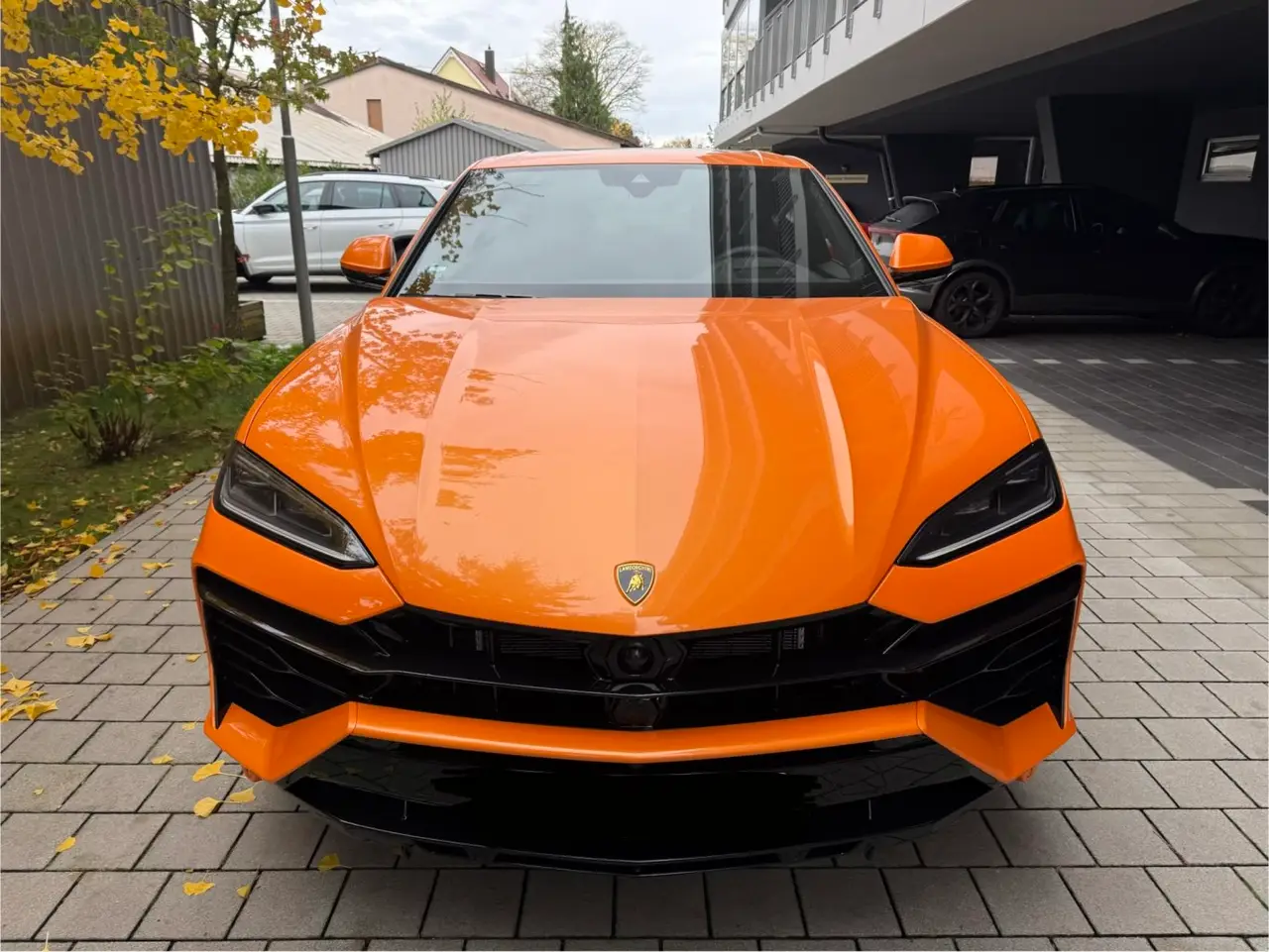 Lamborghini URUS SE 2025, vista posteriore — Rome Luxury Car Rental, Roma. Il Lamborghini URUS SE 2025 porta la grinta di un SUV da 800 cavalli in un formato che…