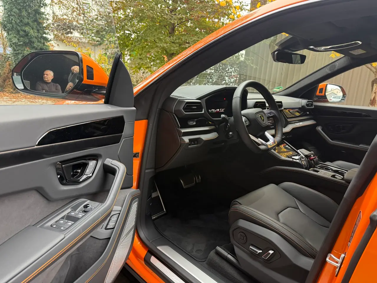 Lamborghini URUS SE 2025, interni — Rome Luxury Car Rental, Roma. Il Lamborghini URUS SE 2025 porta la grinta di un SUV da 800 cavalli in un formato che…