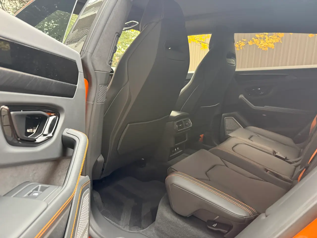 Lamborghini URUS SE 2025, cruscotto — Rome Luxury Car Rental, Roma. Il Lamborghini URUS SE 2025 porta la grinta di un SUV da 800 cavalli in un formato che…