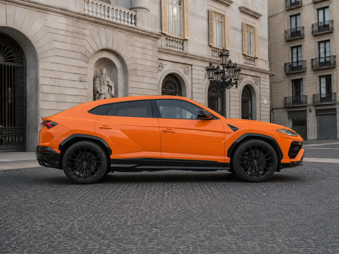 Lamborghini URUS SE 2025, vista frontale — Rome Luxury Car Rental, Roma. Il Lamborghini URUS SE 2025 porta la grinta di un SUV da 800 cavalli in un formato che…