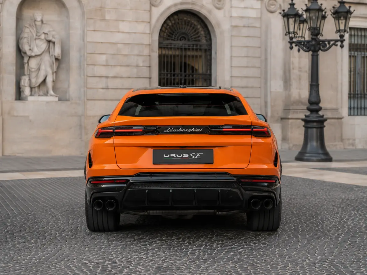 Lamborghini URUS SE 2025, vista posteriore — Rome Luxury Car Rental, Roma. Il Lamborghini URUS SE 2025 porta la grinta di un SUV da 800 cavalli in un formato che…