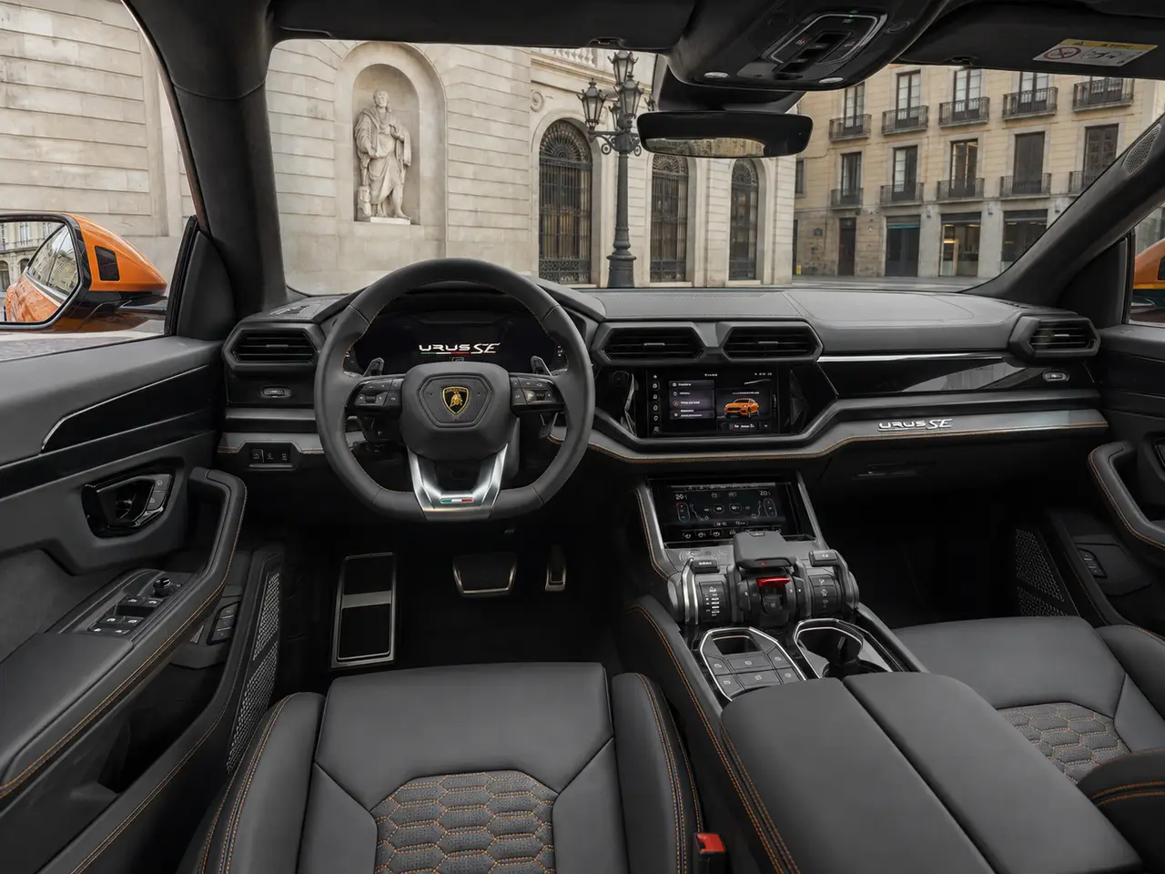 Lamborghini URUS SE 2025, interni — Rome Luxury Car Rental, Roma. Il Lamborghini URUS SE 2025 porta la grinta di un SUV da 800 cavalli in un formato che…