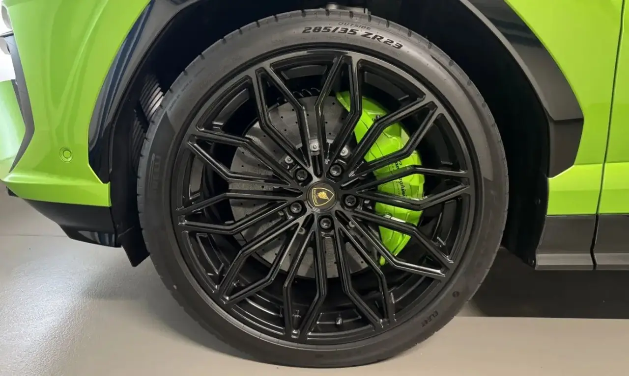 Lamborghini Urus SE 2026, esterno — Rome Luxury Car Rental, Roma. Il Lamborghini Urus SE 2026 porta all'estremo l'idea di SUV sportivo: 800 CV distribuiti…