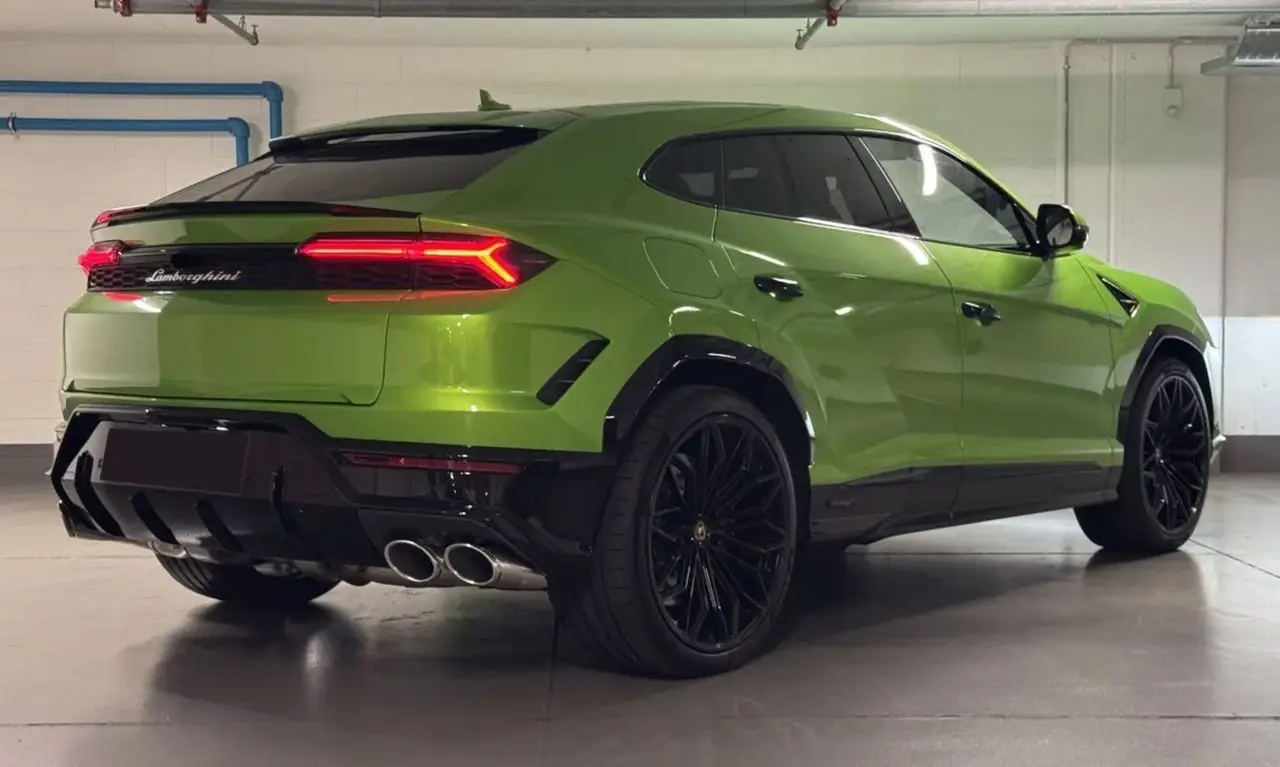 Lamborghini Urus SE 2026, vista frontale — Rome Luxury Car Rental, Roma. Il Lamborghini Urus SE 2026 porta all'estremo l'idea di SUV sportivo: 800 CV distribuiti…