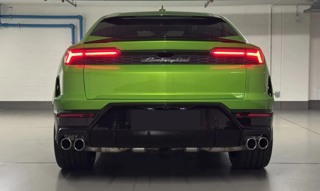 Lamborghini Urus SE 2026, vista posteriore — Rome Luxury Car Rental, Roma. Il Lamborghini Urus SE 2026 porta all'estremo l'idea di SUV sportivo: 800 CV distribuiti…