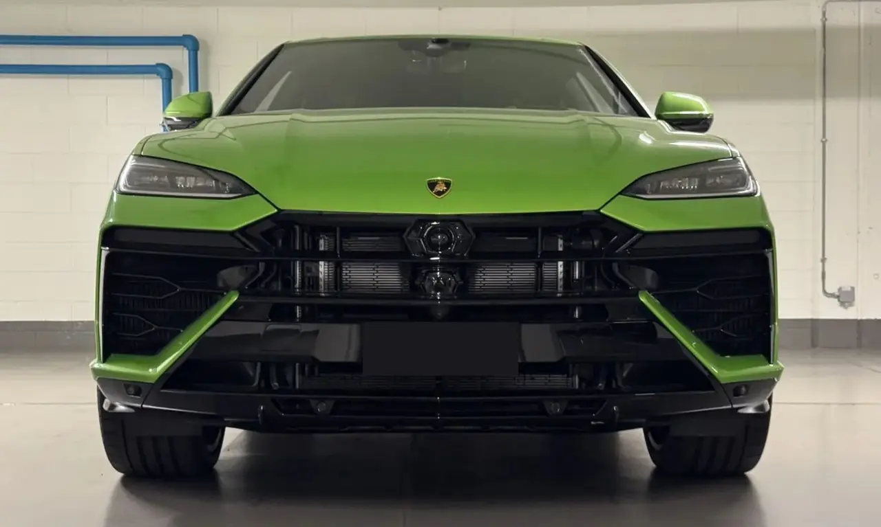 Lamborghini Urus SE 2026, interni — Rome Luxury Car Rental, Roma. Il Lamborghini Urus SE 2026 porta all'estremo l'idea di SUV sportivo: 800 CV distribuiti…