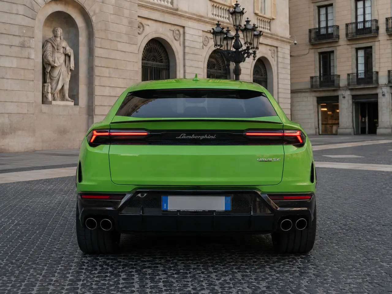 Lamborghini Urus SE 2026, vista posteriore — Rome Luxury Car Rental, Roma. Il Lamborghini Urus SE 2026 porta all'estremo l'idea di SUV sportivo: 800 CV distribuiti…