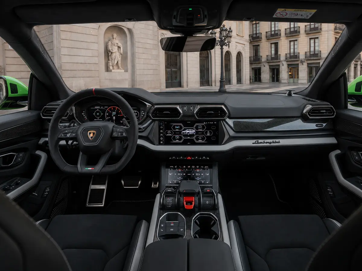 Lamborghini Urus SE 2026, interni — Rome Luxury Car Rental, Roma. Il Lamborghini Urus SE 2026 porta all'estremo l'idea di SUV sportivo: 800 CV distribuiti…