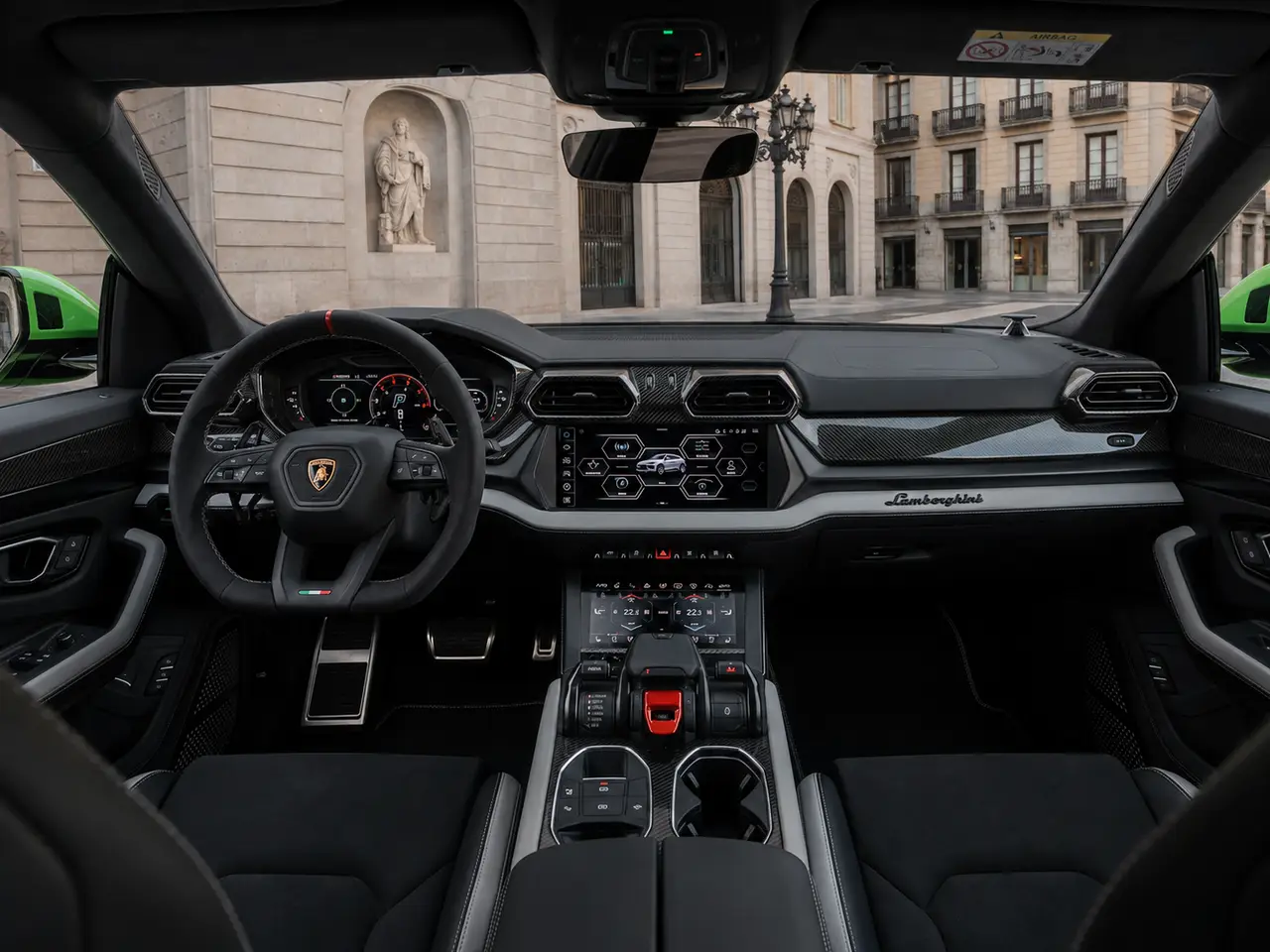 Lamborghini Urus SE 2026, interni — Rome Luxury Car Rental, Roma. Il Lamborghini Urus SE 2026 porta all'estremo l'idea di SUV sportivo: 800 CV distribuiti…
