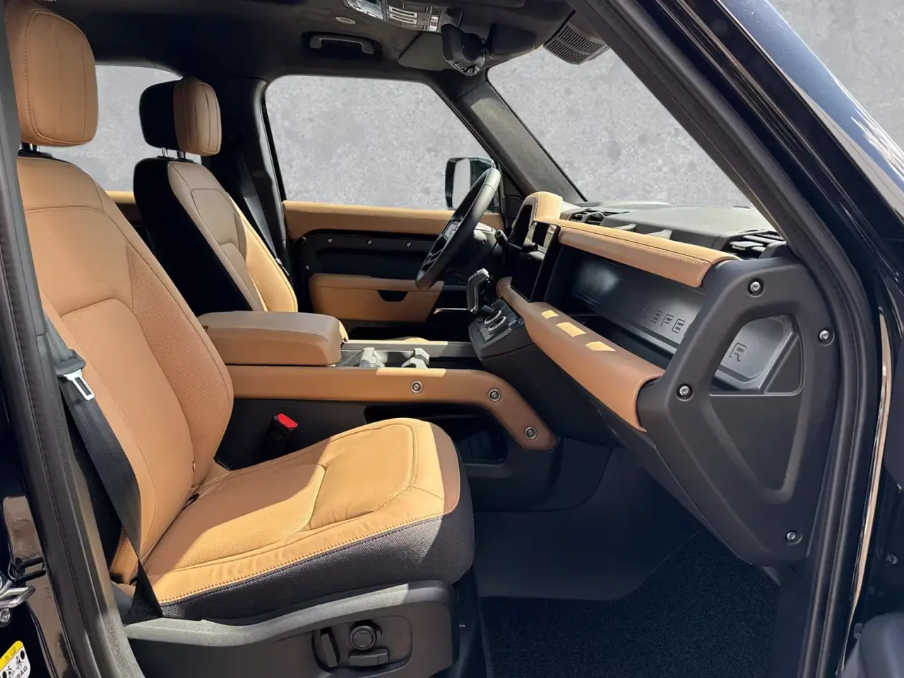 Land Rover Defender 2024, vista frontale — Rome Luxury Car Rental, Roma. Il Land Rover Defender 2024 è la scelta giusta quando il gruppo cresce e il bagagliaio…