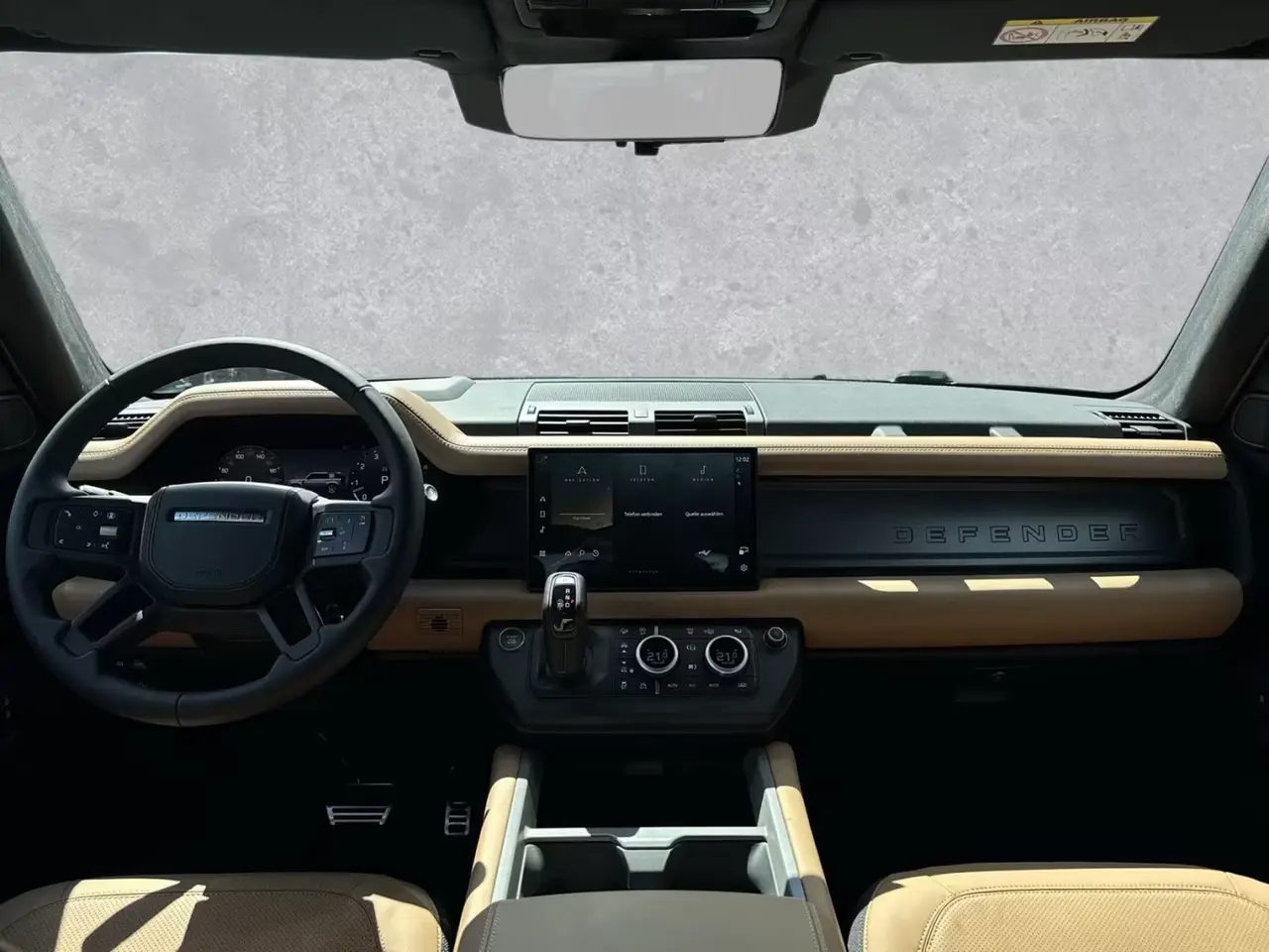 Land Rover Defender 2024, vista posteriore — Rome Luxury Car Rental, Roma. Il Land Rover Defender 2024 è la scelta giusta quando il gruppo cresce e il bagagliaio…