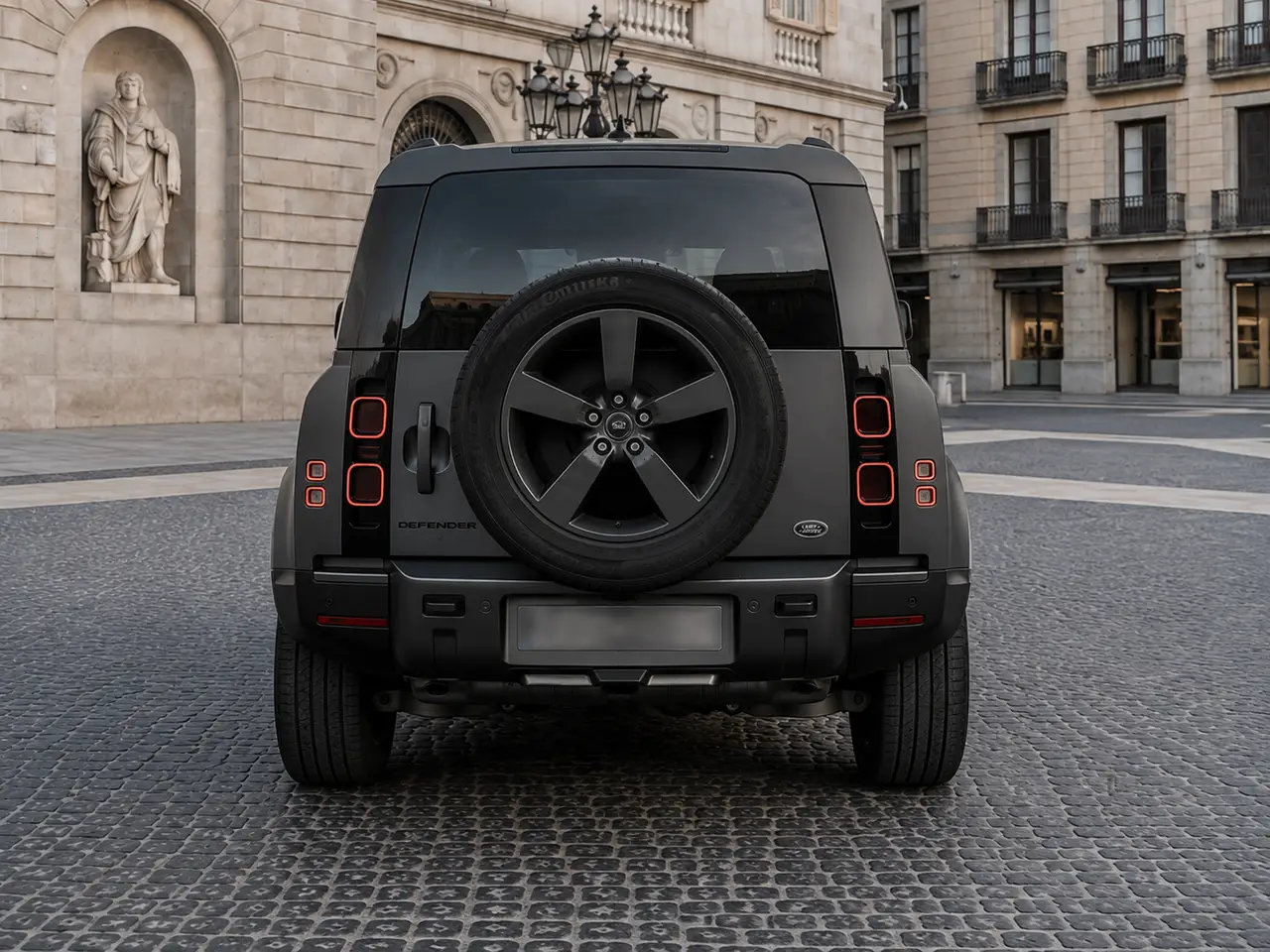 Land Rover Defender 2024, vista posteriore — Rome Luxury Car Rental, Roma. Il Land Rover Defender 2024 è la scelta giusta quando il gruppo cresce e il bagagliaio…