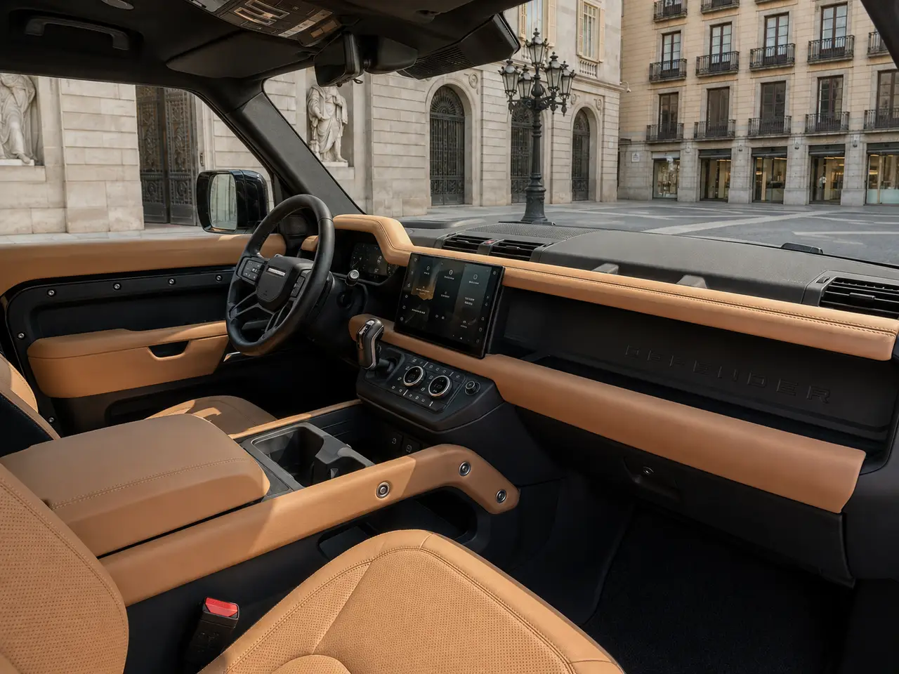 Land Rover Defender 2024, interni — Rome Luxury Car Rental, Roma. Il Land Rover Defender 2024 è la scelta giusta quando il gruppo cresce e il bagagliaio…