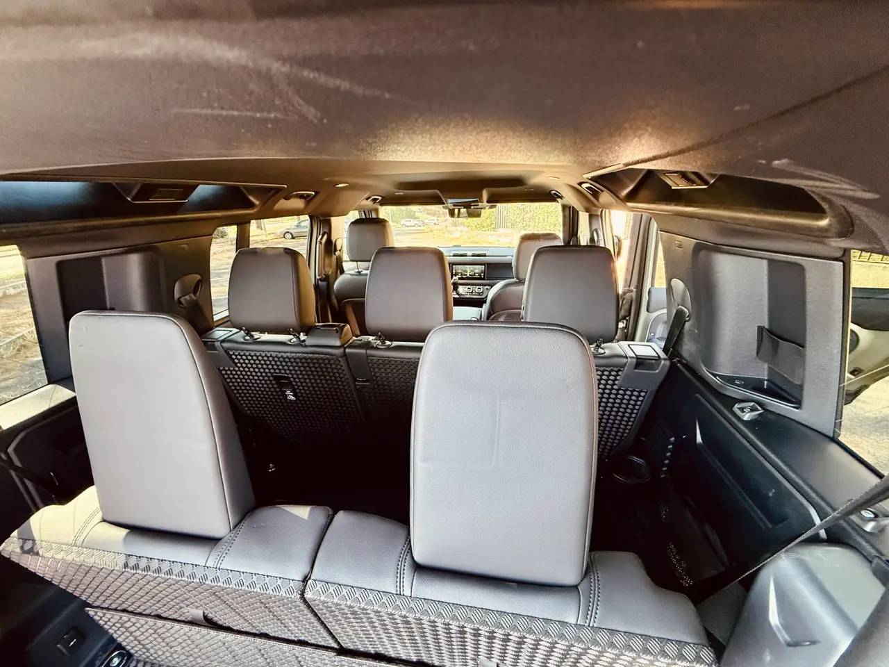 Land Rover Defender X-Dynamic 7 seater 2024, esterno — Rome Luxury Car Rental, Roma. Il Land Rover Defender X-Dynamic a sette posti porta su strada la sostanza tipica del…
