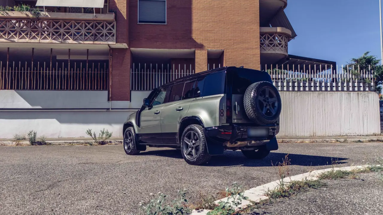 Land Rover Defender X-Dynamic 7 seater 2024, vista frontale — Rome Luxury Car Rental, Roma. Il Land Rover Defender X-Dynamic a sette posti porta su strada la sostanza tipica del…