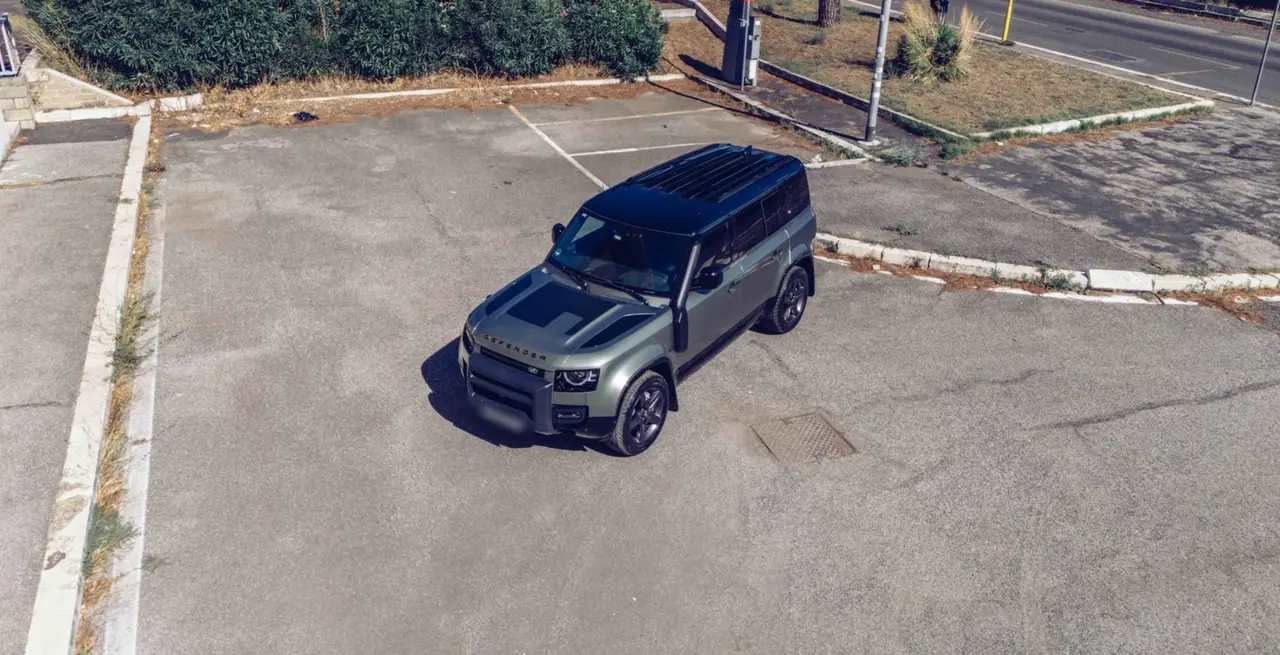 Land Rover Defender X-Dynamic 7 seater 2024, vista posteriore — Rome Luxury Car Rental, Roma. Il Land Rover Defender X-Dynamic a sette posti porta su strada la sostanza tipica del…