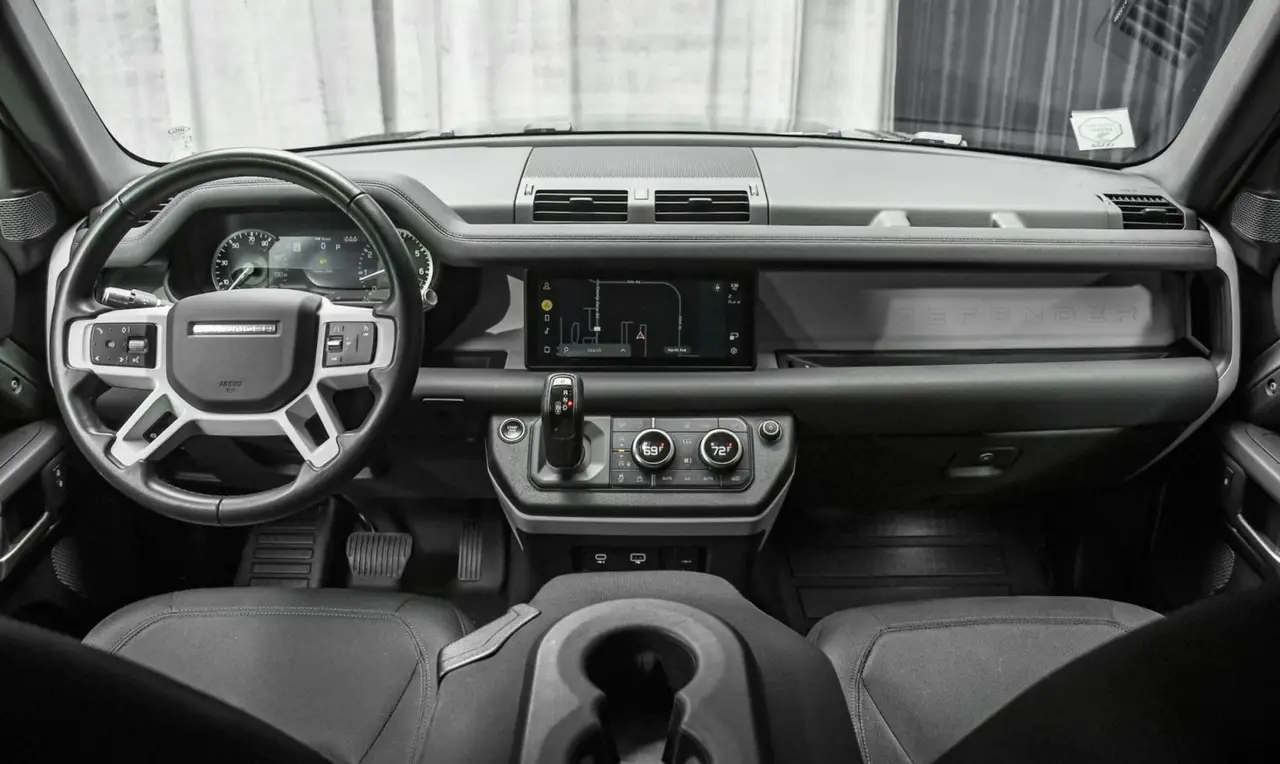 Land Rover Defender X-Dynamic 7 seater 2024, cruscotto — Rome Luxury Car Rental, Roma. Il Land Rover Defender X-Dynamic a sette posti porta su strada la sostanza tipica del…