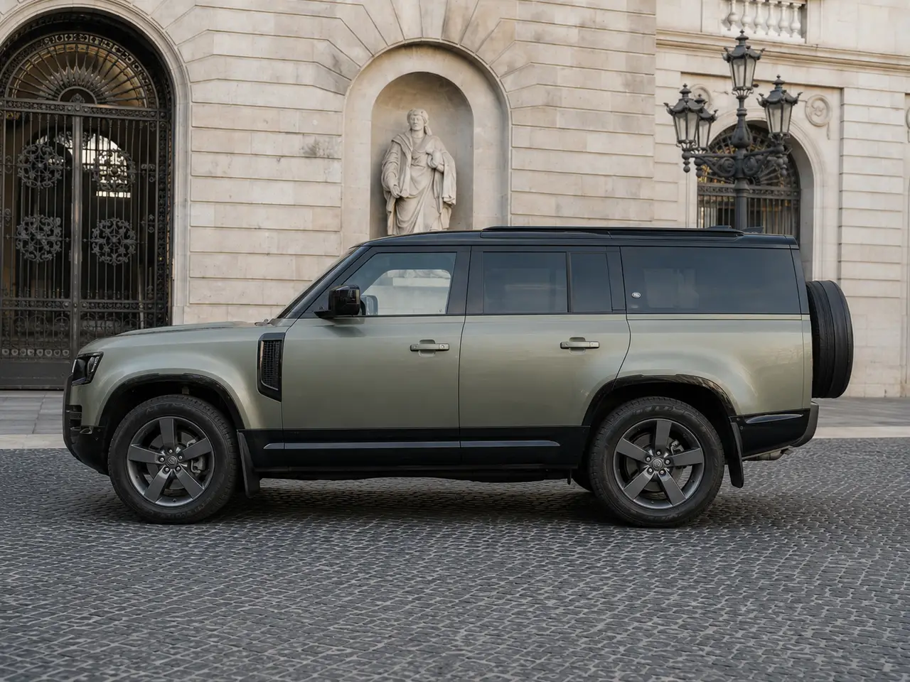 Land Rover Defender X-Dynamic 7 seater 2024, esterno — Rome Luxury Car Rental, Roma. Il Land Rover Defender X-Dynamic a sette posti porta su strada la sostanza tipica del…